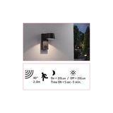Zwarte metalen buitenwandlamp met bewegingssensor en warm wit licht voor tuin en terras.