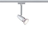 Moderner silberner LED-Strahler aus Metall an Schienensystem für flexible Raumbeleuchtung