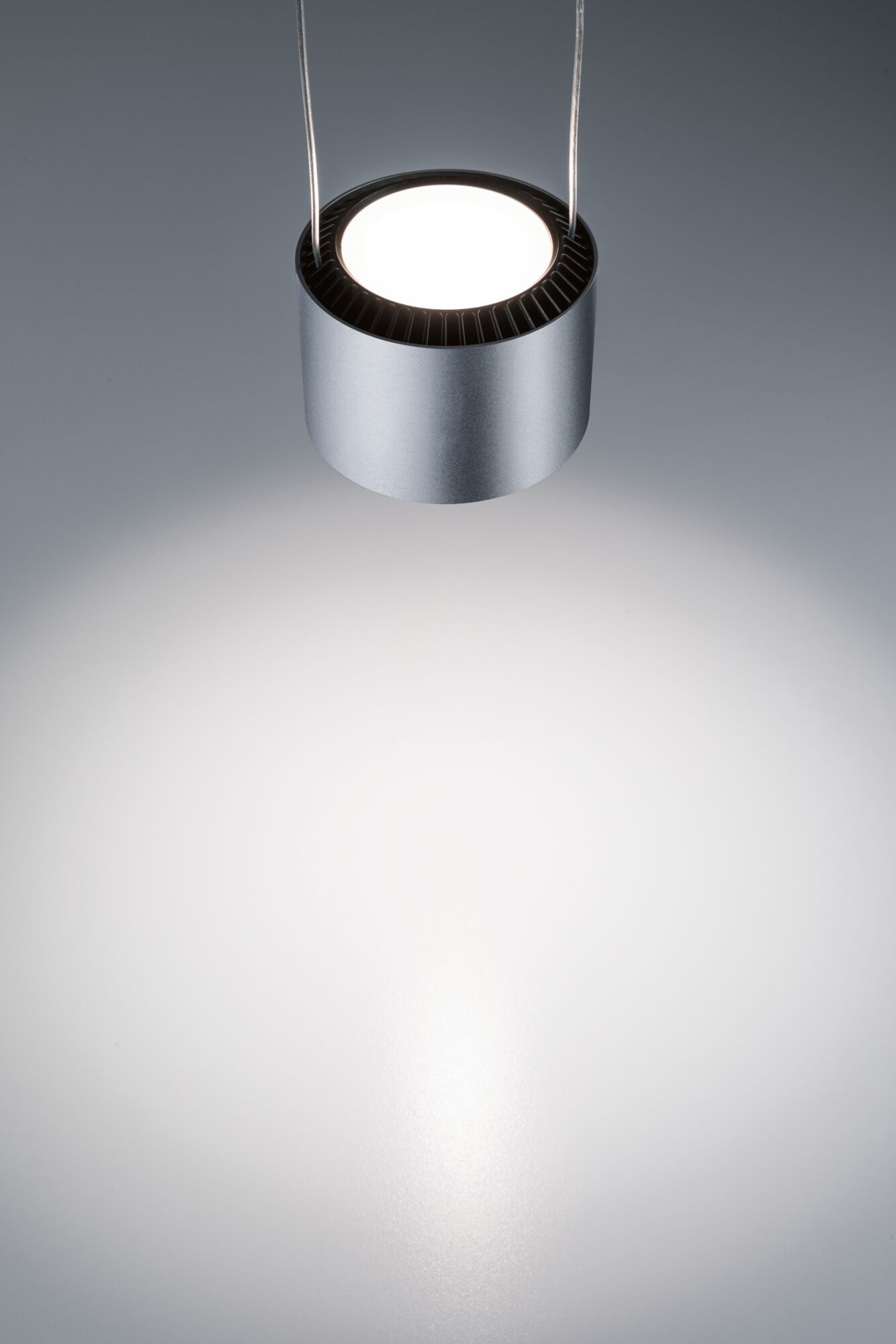 Runde LED-Hängeleuchte aus silbernem Aluminium mit warmweißem Licht für moderne Innenräume