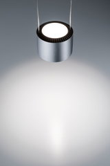 Runde LED-Hängeleuchte aus silbernem Aluminium mit warmweißem Licht für moderne Innenräume