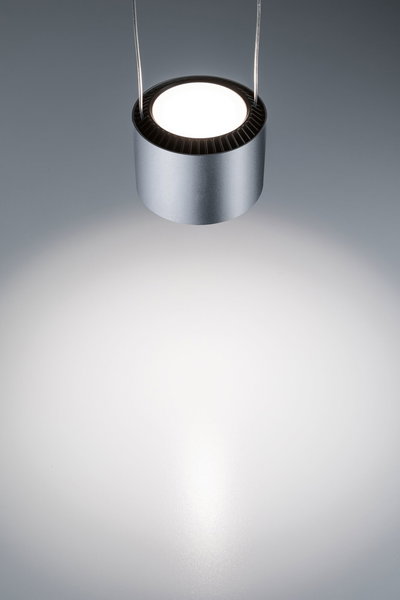 Runde LED-Hängeleuchte aus silbernem Aluminium mit warmweißem Licht für moderne Innenräume