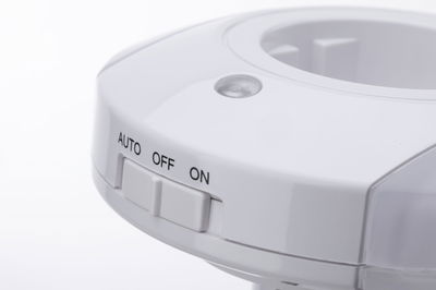 Weißer Kunststoff-Steckdosenadapter mit AUTO, OFF, ON Schalter und LED-Anzeige für Lichtsteuerung