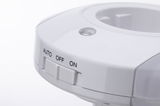 Hvid plastikstikadapter med AUTO, OFF, ON kontakt og LED-indikator til lysstyring