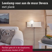 Witte Devara wandlamp met houten plank en ronde lamp voor flexibel licht in woonkamer
