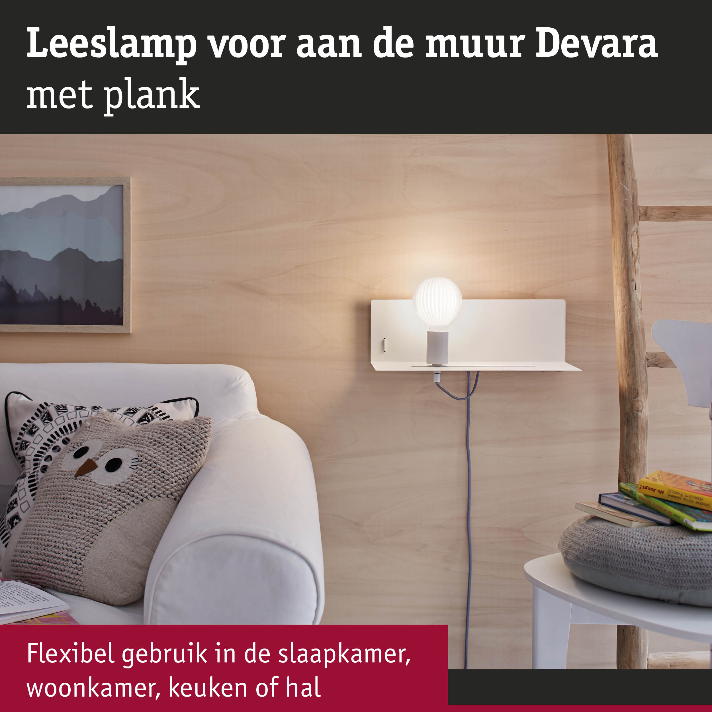 Witte Devara wandlamp met houten plank en ronde lamp voor flexibel licht in woonkamer