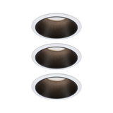 Drei weiße Einbaustrahler mit schwarzem Innenring aus Metall für moderne LED-Deckenbeleuchtung