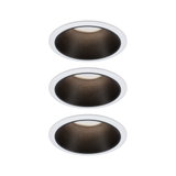 Drei weiße Einbaustrahler mit schwarzem Innenring aus Metall für moderne LED-Deckenbeleuchtung