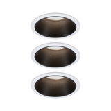 Drei weiße Einbaustrahler mit schwarzem Innenring aus Metall für moderne LED-Deckenbeleuchtung