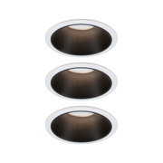 Drei weiße Einbaustrahler mit schwarzem Innenring aus Metall für moderne LED-Deckenbeleuchtung
