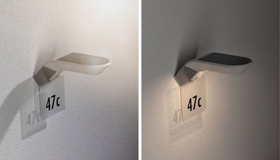 Moderne hvid LED-væglampe med husnummer 47c, energibesparende udendørsbelysning