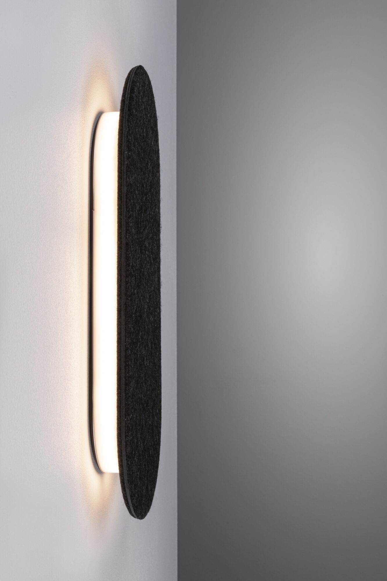 Applique murale moderne en feutre noir avec lumière LED blanc chaud pour un éclairage élégant