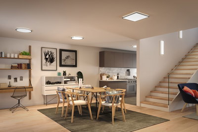 Modernes Esszimmer mit Holzstühlen, Teppich und minimalistischer LED-Deckenbeleuchtung in warmweiß.