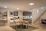 Modernes Esszimmer mit Holzstühlen, Teppich und minimalistischer LED-Deckenbeleuchtung in warmweiß.