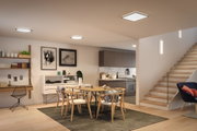 Moderne LED-Deckenleuchten in rund und quadratisch in hellem Wohn- und Essbereich mit Holz und Grau
