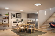 Moderne LED-Deckenleuchten in rund und quadratisch in hellem Wohn- und Essbereich mit Holz und Grau