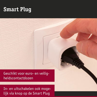 Witte kunststof smart plug in stopcontact met hand die knop indrukt, handmatige bediening