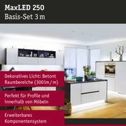 Moderne weiße Küche mit MaxLED 250 LED-Beleuchtung und Unterbauleuchten für Möbel und Profile