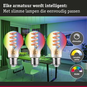 Drie dimbare RGBW LED-lampen in een moderne eetkamer met groene stoelen en verlichting