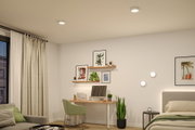Modernes Schlafzimmer mit weißen LED-Deckenleuchten und Wandlampen, Holzschreibtisch und grüner Deko