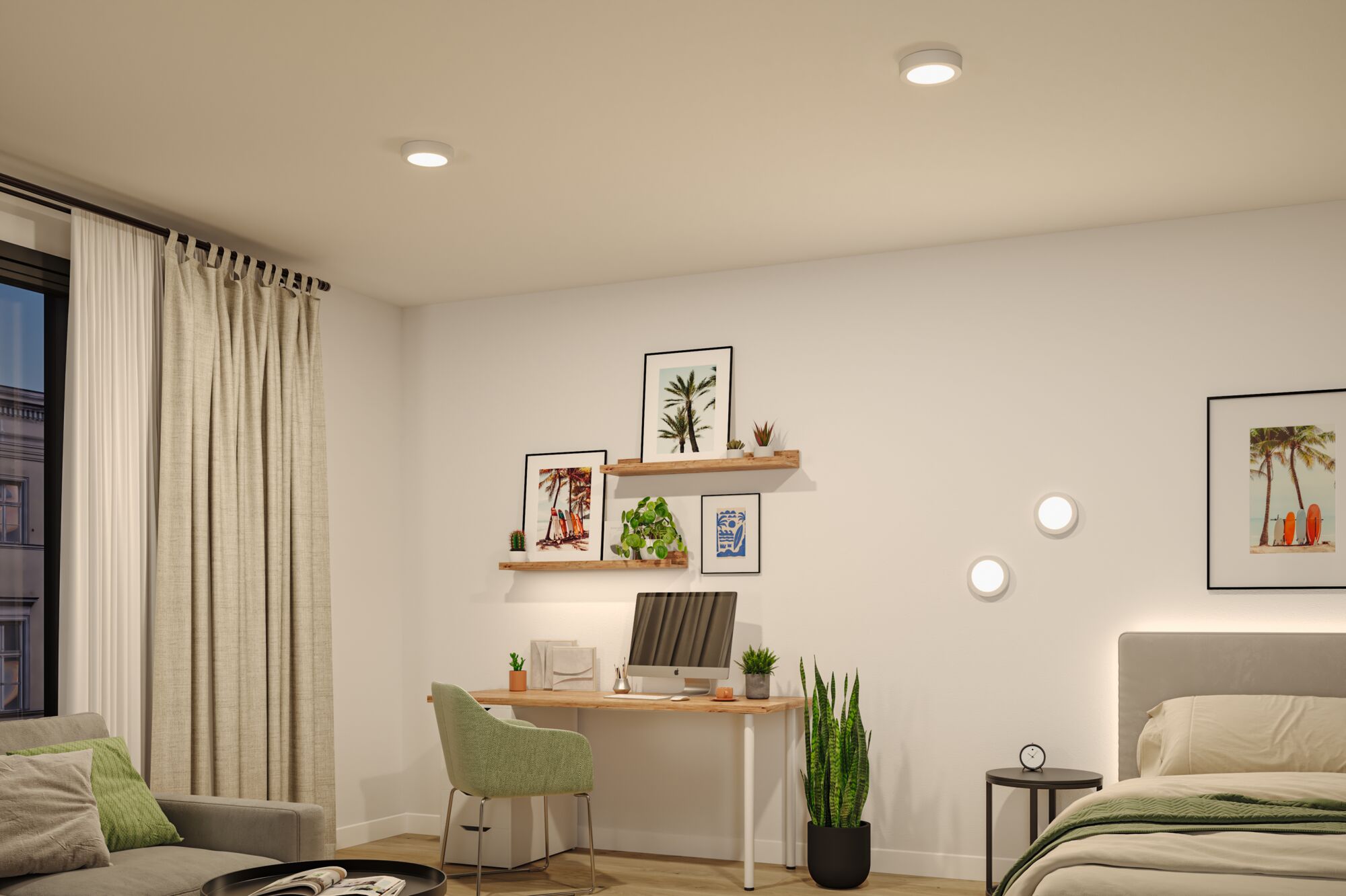 Modernes Schlafzimmer mit weißen LED-Deckenleuchten und Wandlampen, Holzschreibtisch und grüner Deko