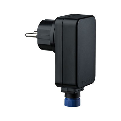 Schwarzer elektrischer Adapter mit blauem Drehknopf und Euro-Stecker für Lichttechnik-Anwendungen