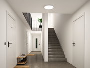 Rundes LED-Deckenlicht in Weiß in modernem Flur mit Treppe und weißen Türen, energiesparende Beleuchtung