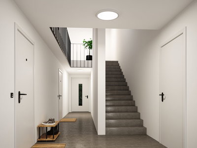 Rundes LED-Deckenlicht in Weiß in modernem Flur mit Treppe und weißen Türen, energiesparende Beleuchtung
