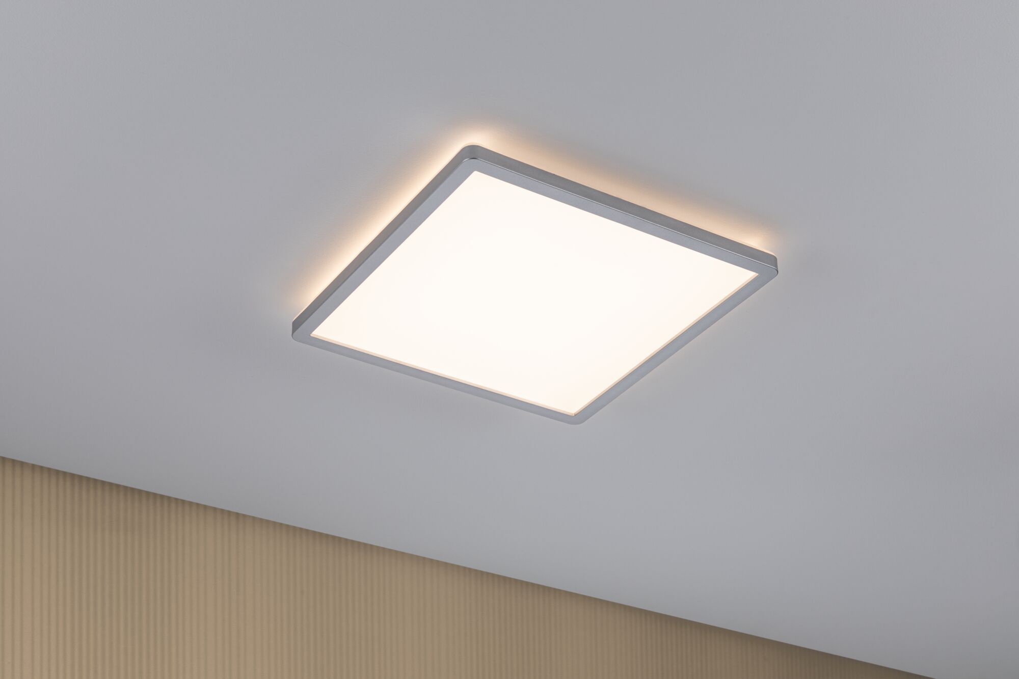 Quadratische LED-Deckenleuchte aus Aluminium in Silber mit warmweißem Licht für Wohnräume