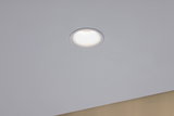 Weißer LED-Einbaustrahler in Decke mit warmweißem Licht für moderne Innenbeleuchtung