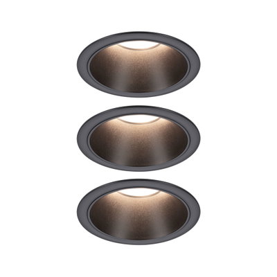 Drei runde Einbauleuchten in mattem Schwarz mit warmweißem LED-Licht für moderne Raumbeleuchtung