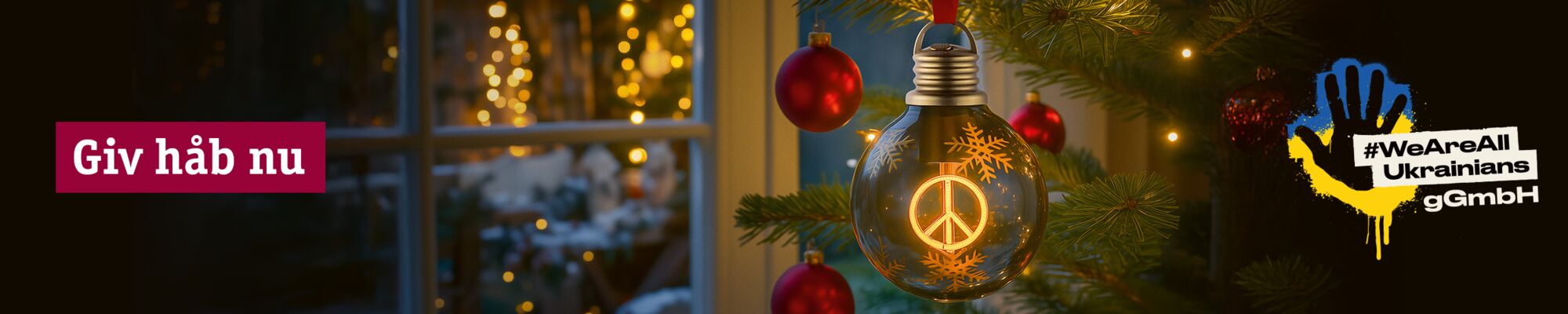 Oplyst glasjulekugle med fredstegn og røde kugler på juletræ ved vindue med festlige lys