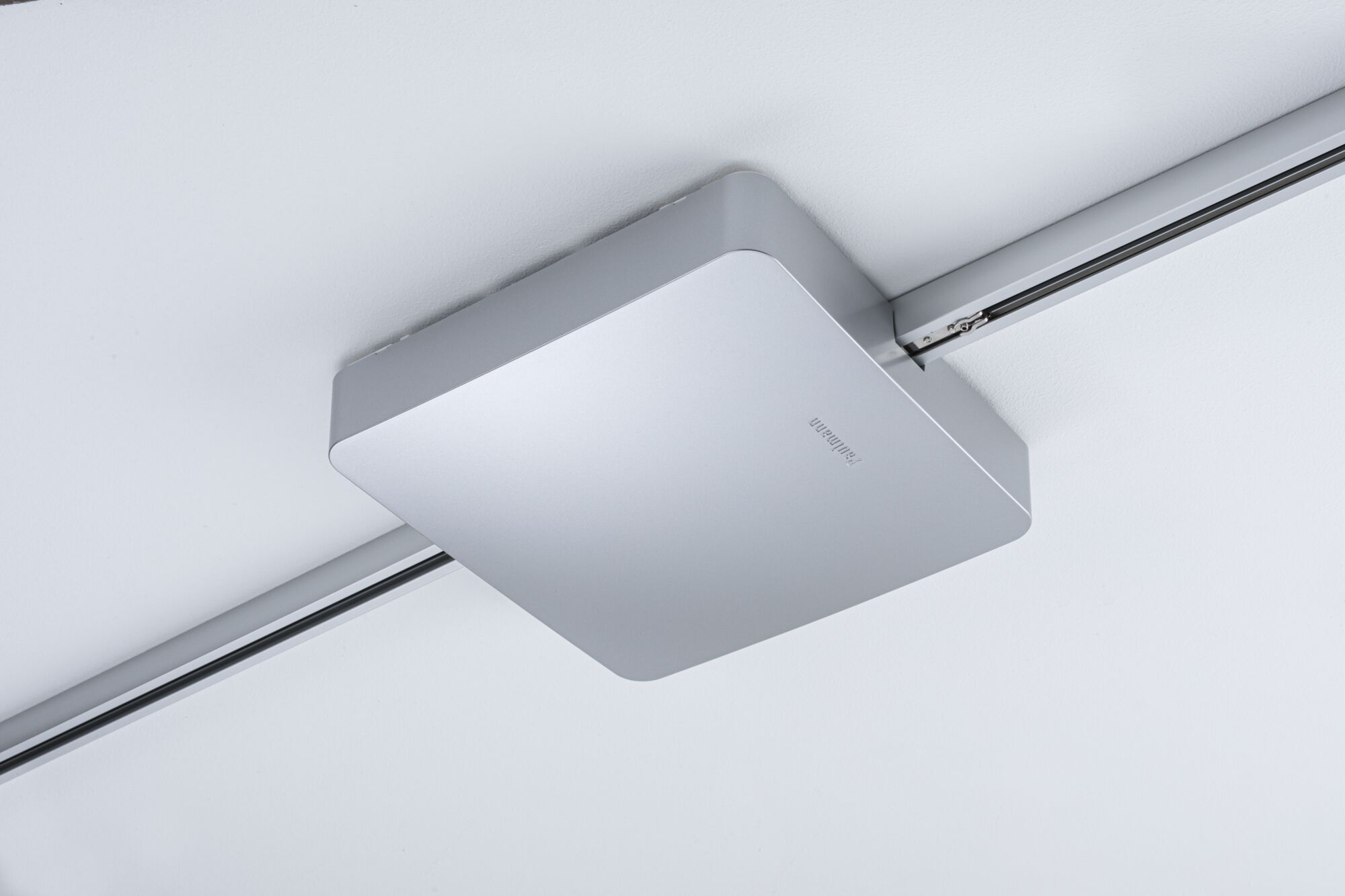 Matt-silberne Deckenleuchte aus Metall mit quadratischem Design und Schienensystem für moderne Innenbeleuchtung