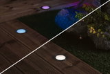 Inbouw LED-tuinsverlichting met roestvrijstalen frame op houten terras, warm en koel wit licht