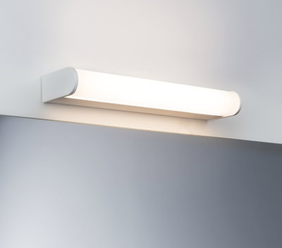 Weiße LED-Wandleuchte aus Kunststoff über einem Spiegel für modernes Badlicht