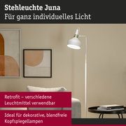 Weiße Stehleuchte Juna aus Metall mit verstellbarem Lampenschirm im modernen Wohnzimmer