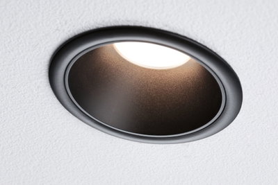 Schwarzer Einbaustrahler aus Metall mit warmweißem LED-Licht in weißer Decke für Wohnräume