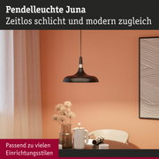 Pendelleuchte Juna in Schwarz mit modernem Design über einem Esstisch mit Dekoration
