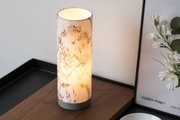 Zylindrische Tischlampe mit floralem Stoffschirm in Beige und grauem Sockel für stimmungsvolle Beleuchtung