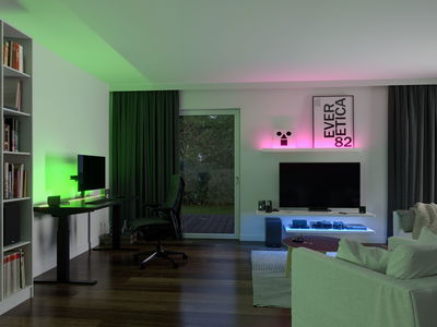 Moderne stue med grøn, pink og blå LED-stemningsbelysning, tv-opsætning og sort skrivebord.