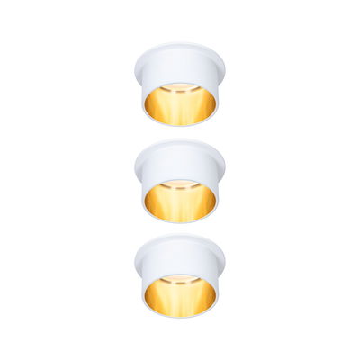 Drie witte LED-inbouwspots met warm wit licht voor moderne binnenverlichting