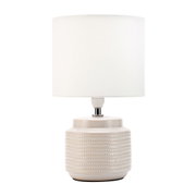 Lampe de table en céramique beige avec abat-jour en tissu blanc et motif décoratif pour éclairage intérieur