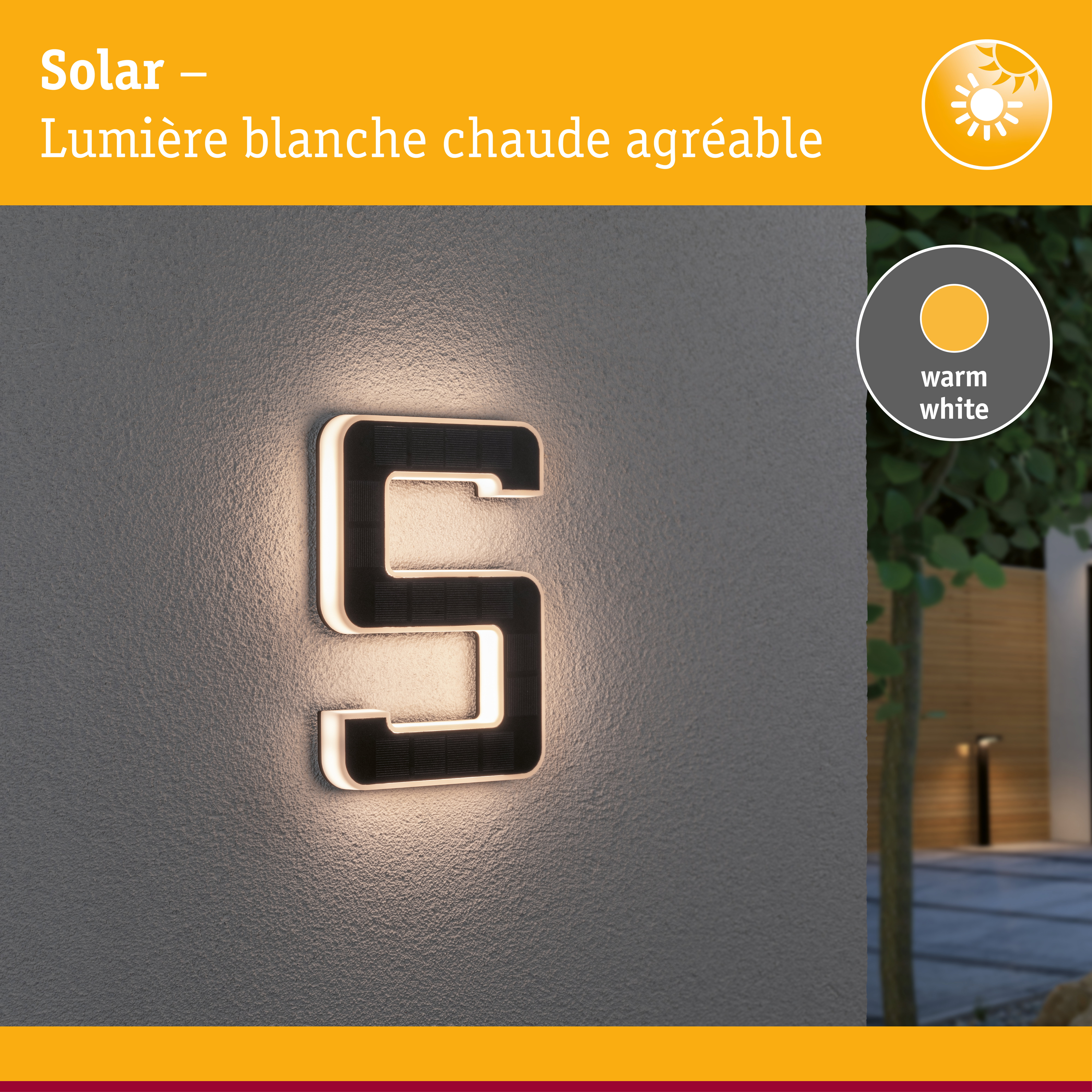 Numéro de maison solaire avec lumière LED blanc chaud sur mur gris pour éclairage extérieur