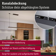 Schwarze Kanalabdeckung aus Metall schützt abgehängtes Beleuchtungssystem vor Staub und Beschädigung