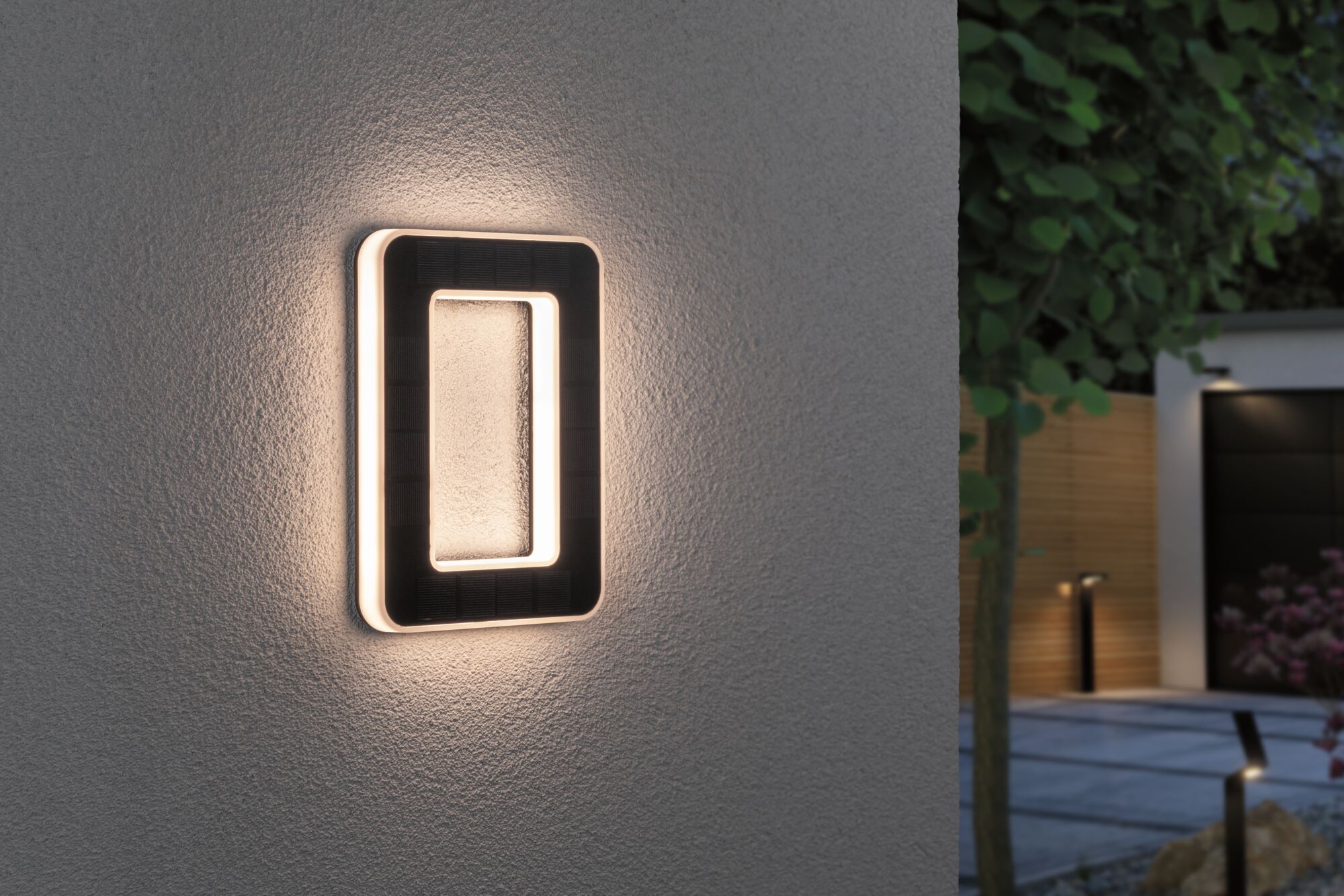 Applique murale solaire rectangulaire noire avec LED blanc chaud pour éclairage extérieur et jardin.