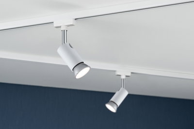 Deux spots LED métalliques blancs fixés sur rail blanc pour éclairage moderne