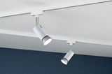 Twee witte metalen LED-spotlights gemonteerd op witte rails voor moderne verlichting