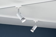 Zwei weiße LED-Strahler aus Metall an weißer Schiene montiert für moderne Raumbeleuchtung