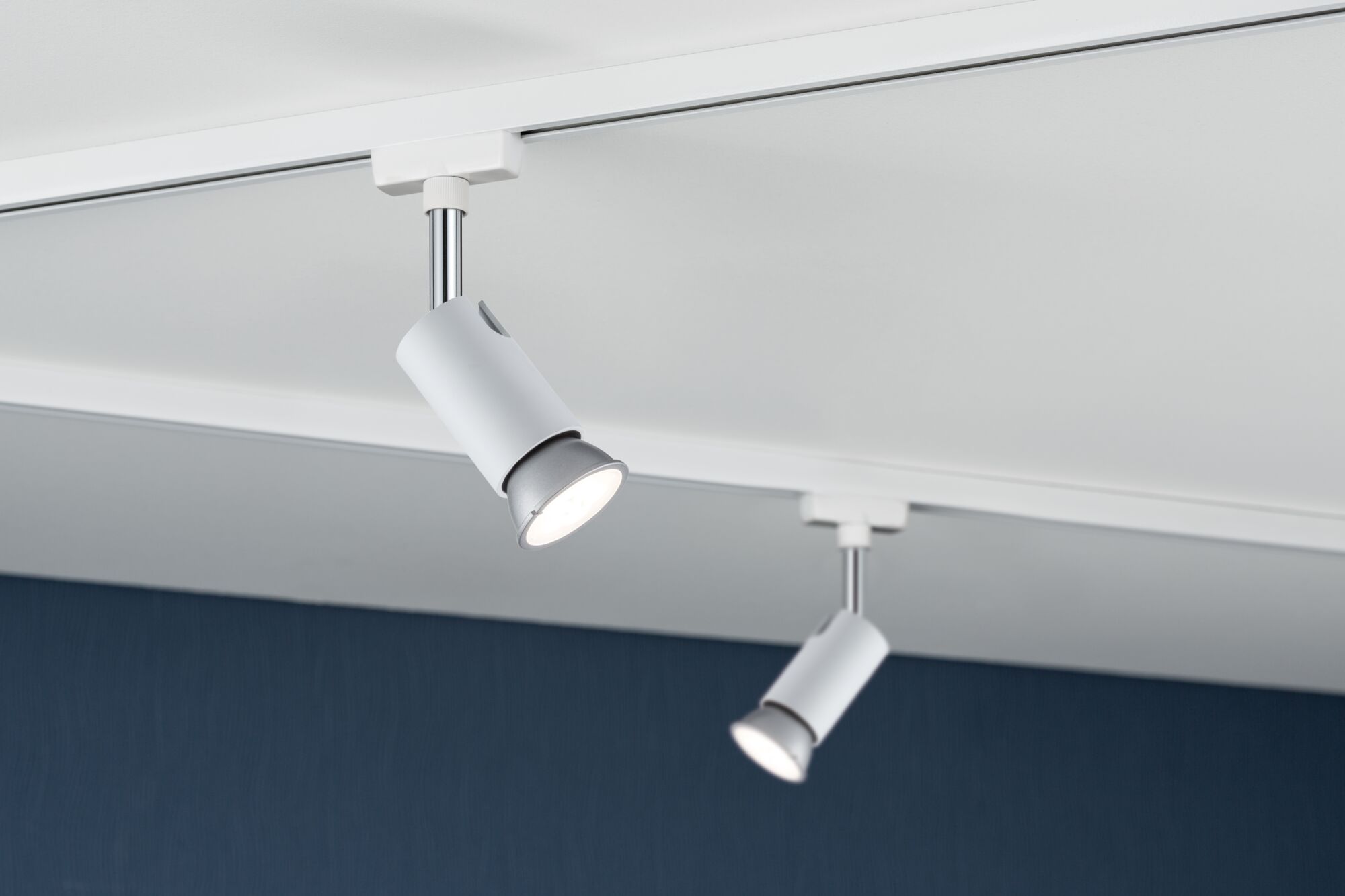 Zwei weiße LED-Strahler aus Metall an weißer Schiene montiert für moderne Raumbeleuchtung