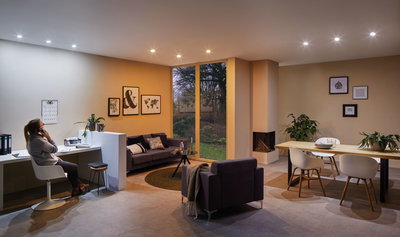 Stue med varme og kolde hvide LED-downlights i loftet, moderne belysning til opholds- og arbejdsområde