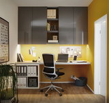 Modernes Home-Office mit grauen Hängeschränken, gelber Wand und ergonomischem Bürostuhl unter LED-Arbeitslicht